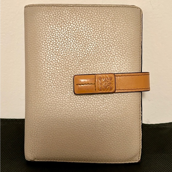 Loewe Calf Skin, Bi-fold Beige Light
Oat/Honey exterior . Papaya Interior. - Picture 10 of 13